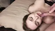 сосет член и лижет яички любовника