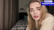 говорит с пасынком по телефону, трахаясь с ректором