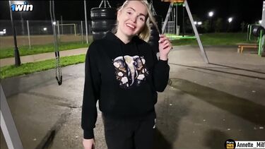 Annette_Milf: Познакомился с замужней милфой на спортивной площадке и развел на секс