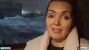 подвозит маму друга в зимний вечер