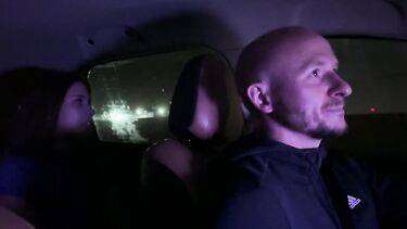 Лысый русский парень подвез и трахнул в машине жопастую незнакомку