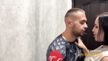 Отлизала потное очко боксера после тренировки и была выебана раком