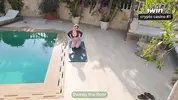 фифа занимается йогой у бассейна