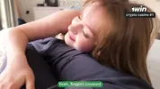 случайно возбуждает батю, потершись головой о пах
