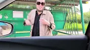 водитель подвозит соседку в деревне