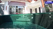 голышом купается в бассейне с папиком