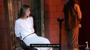инквизитор выносит приговор связанной ведьме