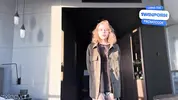 рыжая девка в коротких шортах хочет секса