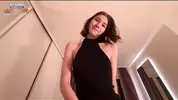 девушка в боди села киской на член