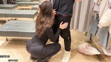 Pornhub Exclusive: Минет и секс раком с Персей Диана в примерочной торгового центра