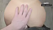 трахает курьершу раком, массируя пальцем анус