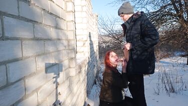 Pornhub Exclusive: Рыжая сосет член и трахается раком зимой на улице у заброшки