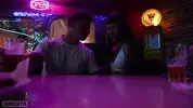 лупятся по деснам за столиком ночного клуба