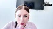 подруга девушки сочно сосет член жениху