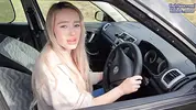 машина девушки сломалась на дороге