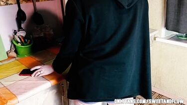 SweetAndFlow: Застряла в плите и была выебана работником клининговой компании
