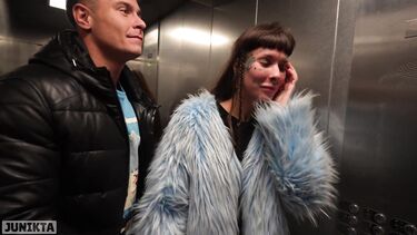В подъезде: Публичное порно с русской бездомной в лифте и в подъезде
