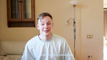 Ебет русскую на столе: Села на бутылку ради парня перед трахом во все щели