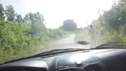 водитель чуть не сбил голую телку на самокате
