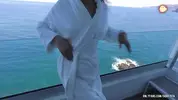 соблазняет сводного брата прозрачным купальником