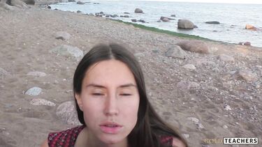 На пляже: Худенькая девушка в платье сделала парню POV минет на пляже