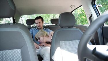 MiYukee: Забывчивая русская блондинка расплатилась сексом с водителем такси