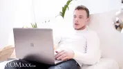 смотрит порнуху перед встречей с коллегой