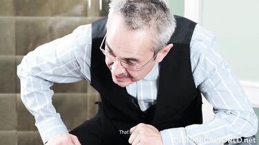 Русские брюнетки: Начинающая пианистка выебана старым учителем музыки