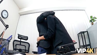 Крупным планом: Жена ебется в офисе с главным бухгалтером за повышение зарплаты