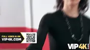 уводит жену неудачника в уборную ресторана