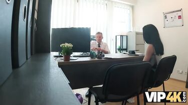 Украинка минетом и пиздой выбивает кредит на бизнес