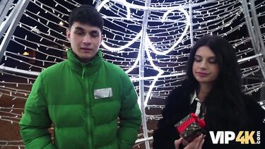 С кудрявой от первого лица: Жена лижет яйца и хуй при муже перед еблей за деньги с незнакомцем