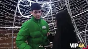 дарит супругам подарок и предлагает деньги