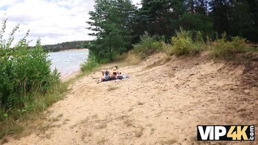 На пляже: Застукал девушку с хуем незнакомца в глотке на пляже
