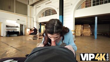 В трусах от первого лица: За деньги выебал уличную музыкантшу перед ревнивым парнем