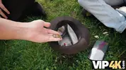 знакомится с семьей уличных музыкантов
