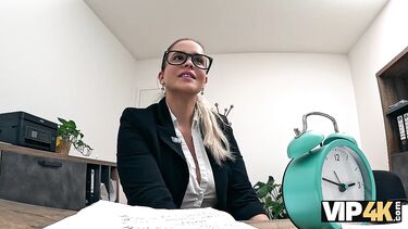 Полячка пришла получать кредит на открытие секс-шопа и была выебана в банке