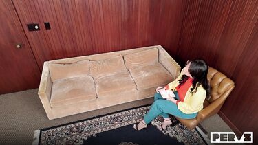 Девушка психолог устраивает тройник на сеансе с отчимом и падчерицей