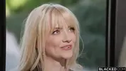 приходит к соседу и совращает его