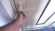 Вудман врывается в спальню и будит девушек