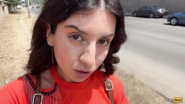 Публичный минет в кустах и безумная прогулка со спермой на лице