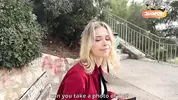 снимает красивую девушку на улице