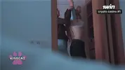 тайно наблюдает за прелюдиями сводной сестры и мачехи