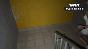 За деньги дал на клык соседке в подъезде