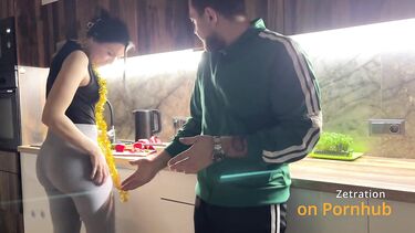 Новогоднее желание: жена друга строчит минет до финала на лицо