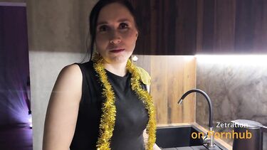 Новогоднее желание: жена друга строчит минет до финала на лицо