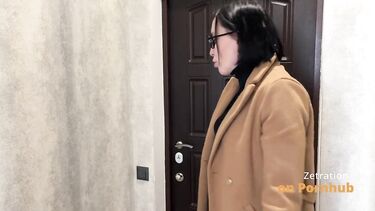 Устала на работе, но хуй пососала и подрочила ножками