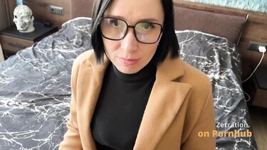 Устала на работе, но хуй пососала и подрочила ножками