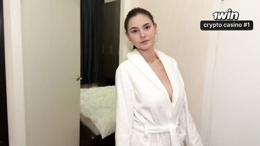 Курьер: Замужняя телка отсосала и трахнулась с курьером за доставку