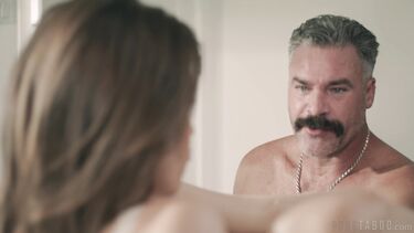 Дочь незаметно подменила собой резиновый мастурбатор, и папа ее трахнул